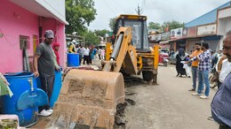 MP Bulldozer Action: नीमच के मूलचंद मार्ग पर चला बुलडोजर, 300 से ज्यादा दुकानों के बाहर से हटाया गया अतिक्रमण