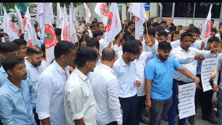 Assam Students Body Protests Against Government's Directive On Hindu Migrants Assam Students Body Protests Against Government's Directive On Hindu Migrants