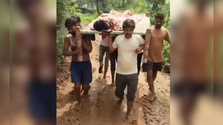 एमपी में सड़क का संघर्ष: कंधे पर मरीज ढोने को विवश ग्रामीण, बरसात के मौसम में समस्या से घिर जाता है गांव