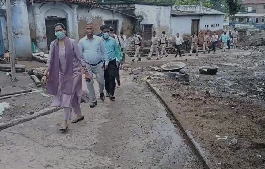 डायरिया प्रभावित क्षेत्र का जायजा लेतीं डीएम. डायरिया प्रभावित क्षेत्र का जायजा लेतीं डीएम.