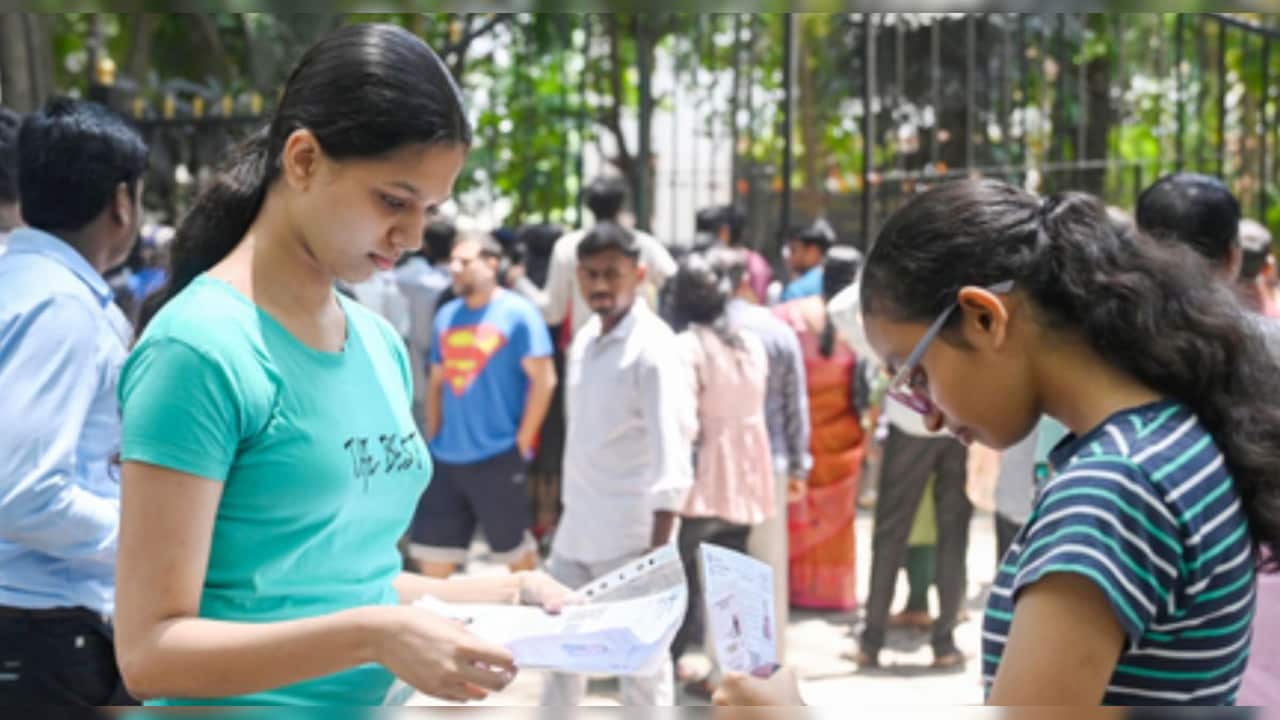 कीमोथेरेपी से जूझते बच्चे से लेकर राज्य पुलिस तक... NEET UG परीक्षा को सफल बनाने के लिए जब एकजुट हुआ पूरा देश