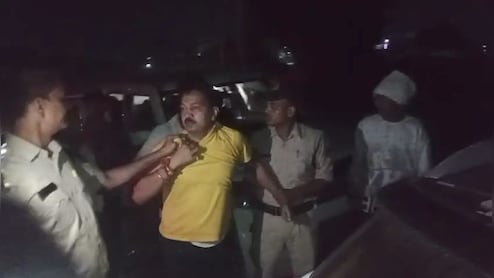 Video: BJP के वरिष्ठ नेता के साथ जमकर मारपीट, आबकारी विभाग के कर्मचारियों पकड़कर जमकर धुना 