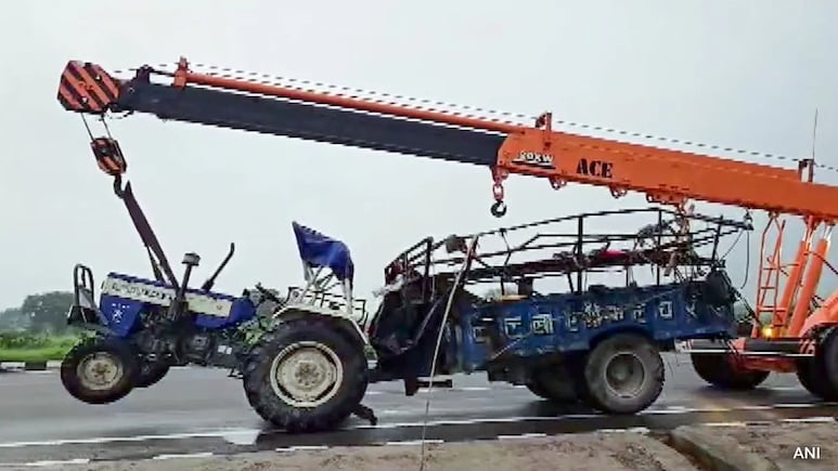 10 Dead, 41 Injured As Truck Hits Tractor Carrying Pilgrims in UP's Bulandshahr 10 Dead, 41 Injured As Truck Hits Tractor Carrying Pilgrims in UP's Bulandshahr