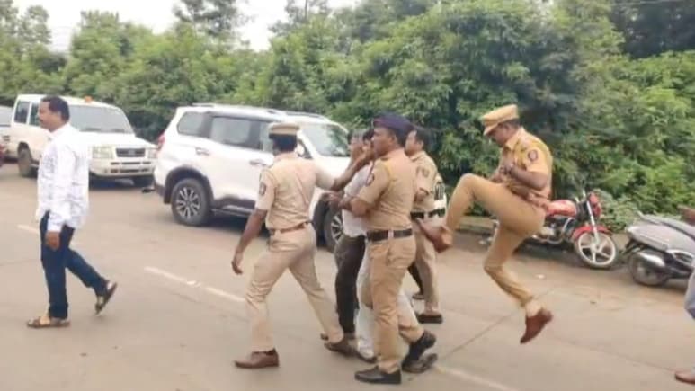 Jalna News : पंकजा मुंडेंकडे मागायला गेला दाद, पोलिसांनी घातली कंबरेत लाथ..! जालन्यातील धक्कादादायक प्रकार