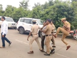 Jalna News : पंकजा मुंडेंकडे मागायला गेला दाद, पोलिसांनी घातली कंबरेत लाथ..! जालन्यातील धक्कादादायक प्रकार Jalna News : पंकजा मुंडेंकडे मागायला गेला दाद, पोलिसांनी घातली कंबरेत लाथ..! जालन्यातील धक्कादादायक प्रकार