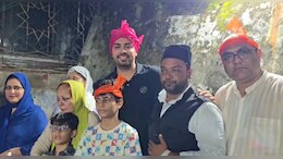 क्रिकेटर आवेश खान ने अजमेर शरीफ में दी हाजिरी, खादिम को बैट गिफ्ट किया
