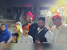 क्रिकेटर आवेश खान ने अजमेर शरीफ में दी हाजिरी, खादिम को बैट गिफ्ट किया