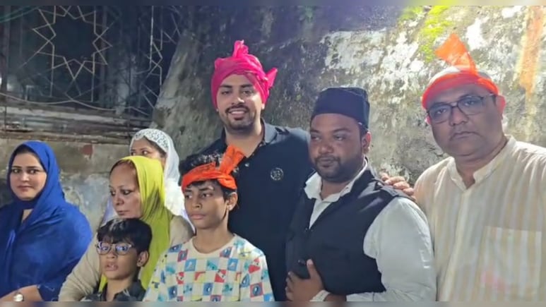 क्रिकेटर आवेश खान ने अजमेर शरीफ में दी हाजिरी, खादिम को बैट गिफ्ट किया क्रिकेटर आवेश खान ने अजमेर शरीफ में दी हाजिरी, खादिम को बैट गिफ्ट किया