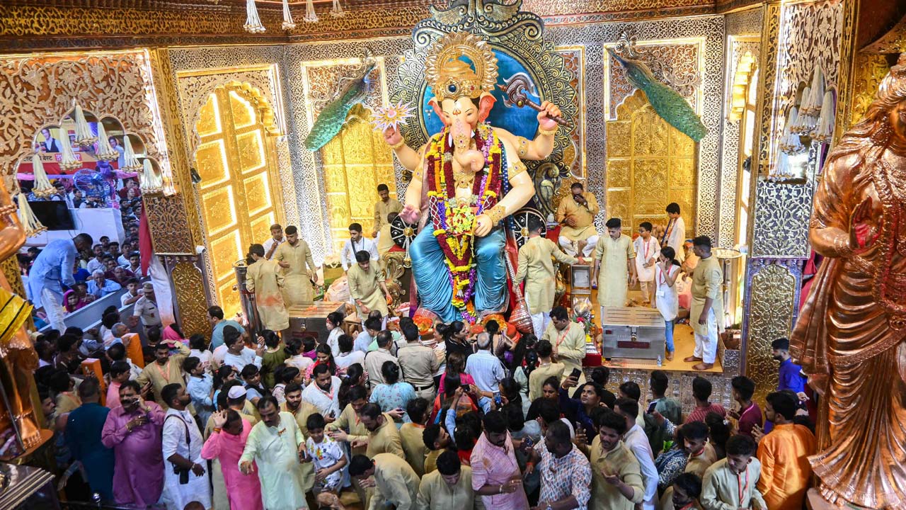 Ganesh Chaturthi 2025: Massive Crowds Of Devotees In Mumbai's Lalbaugcha Raja
