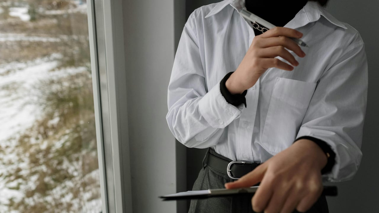 Move in ways that minimise shirt pull;