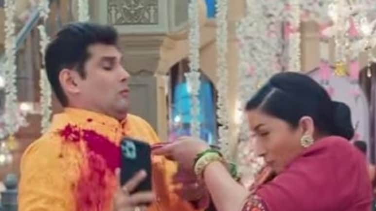 <i>Kyunki Saas Bhi Kabhi Bahu Thi 2</i>: Smriti Irani And Amar Upadhyay Recreate Viral Tulsi-Mihir Colour Scene After 25 Years. Internet Is In Full Meltdown