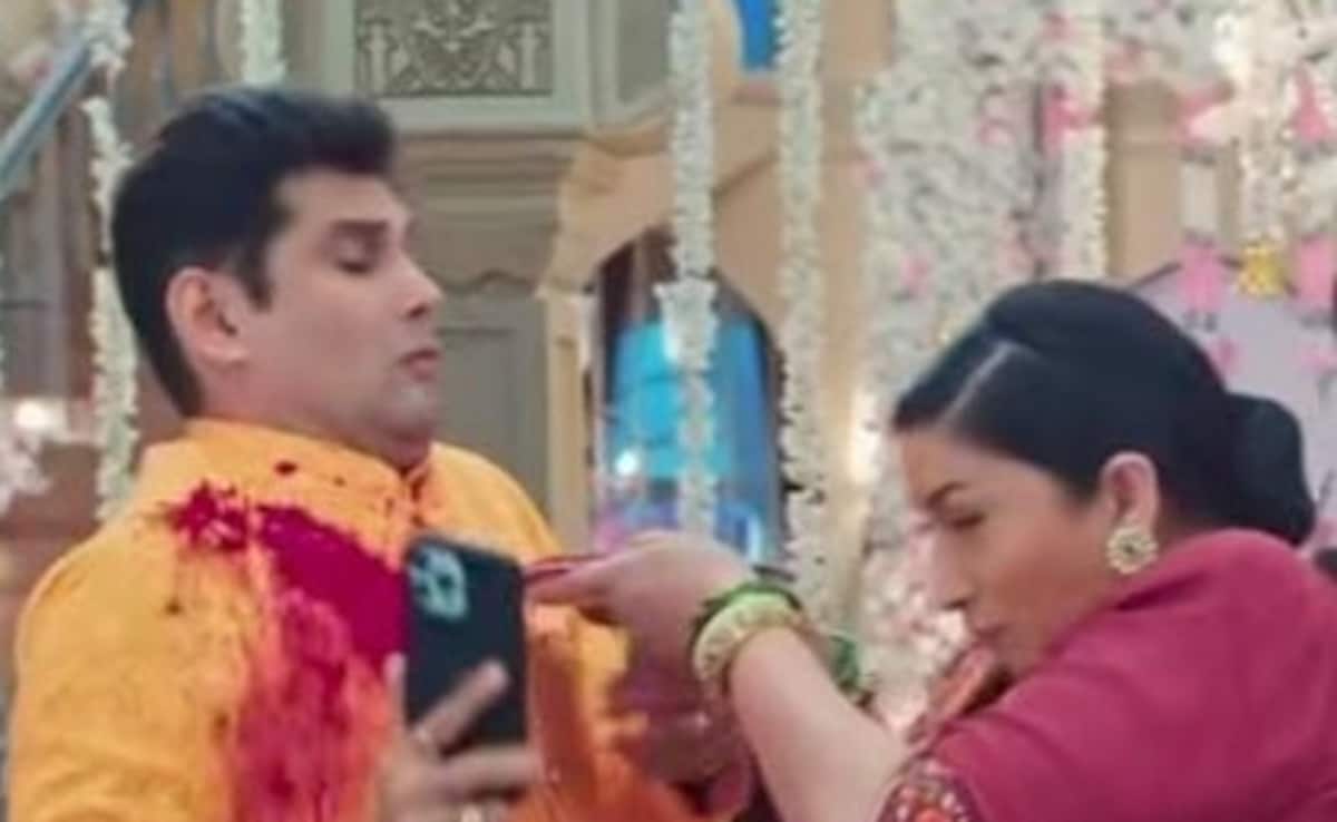 Kyunki Saas Bhi Kabhi Bahu Thi 2: Smriti Irani And Amar Upadhyay Recreate Viral Tulsi-Mihir Colour Scene After 25 Years. Internet Is In Full Meltdown