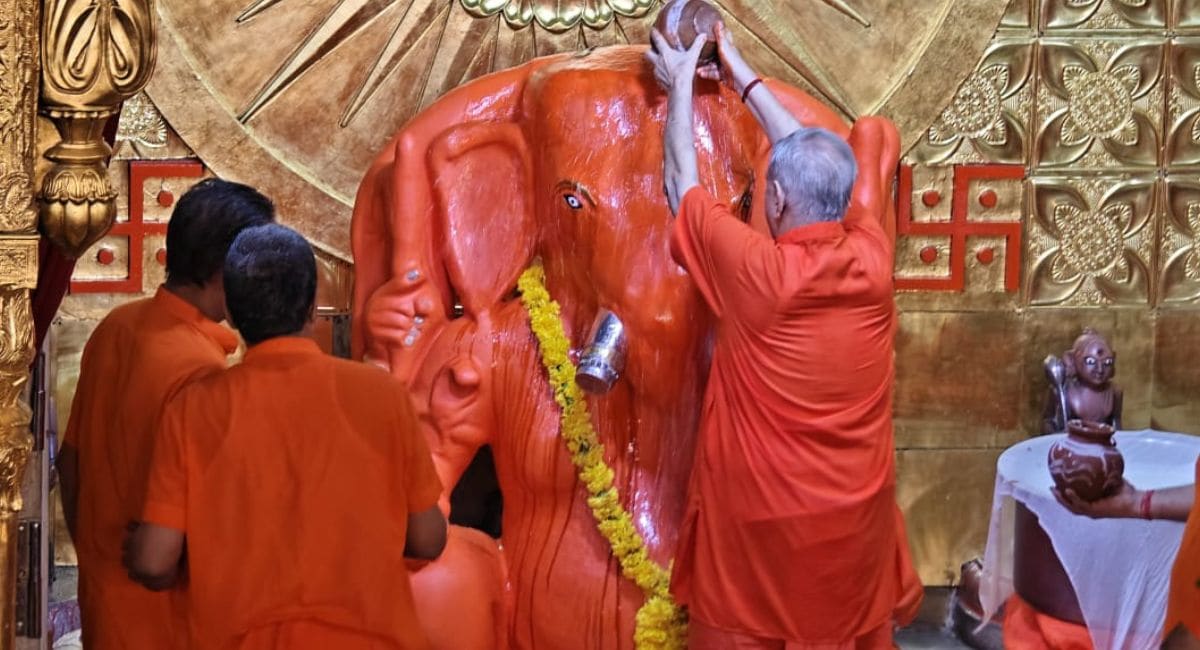 मोती डूंगरी के गणेश जी का अभिषेक किया. मोती डूंगरी के गणेश जी का अभिषेक किया.