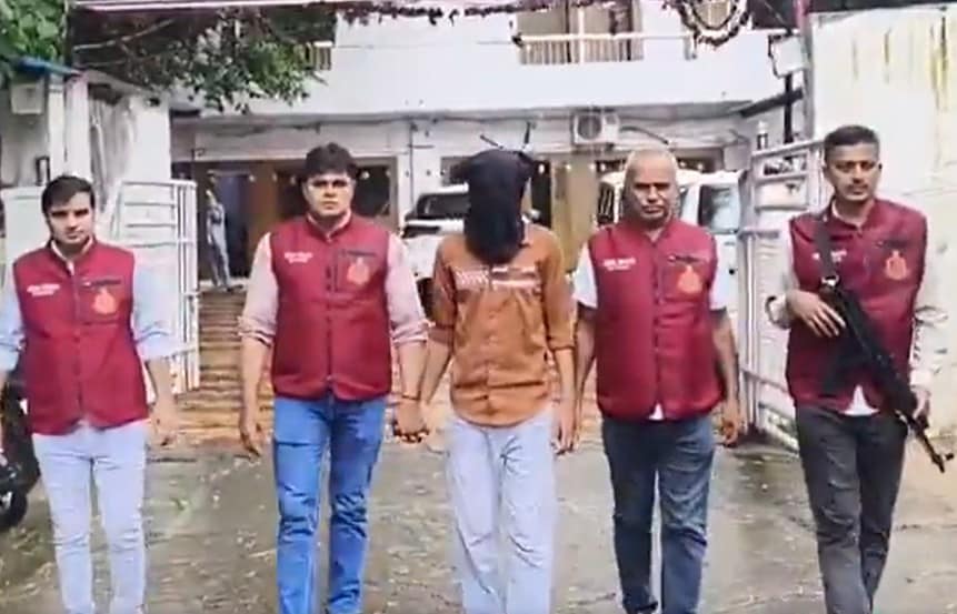 दिल्ली क्राइम ब्रांच की इंटर-स्टेट सेल टीम ने कुख्यात हाशिम बाबा गैंग के सदस्य अयान उर्फ बाबा उर्फ अरबाज़ को गिरफ्तार किया है. दिल्ली क्राइम ब्रांच की इंटर-स्टेट सेल टीम ने कुख्यात हाशिम बाबा गैंग के सदस्य अयान उर्फ बाबा उर्फ अरबाज़ को गिरफ्तार किया है.
