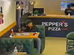 ब्वॉयफ्रेंड के साथ पिज्जा कैफे में थी बहन, पहुंचा भाई, फिर जो हुआ... ब्वॉयफ्रेंड के साथ पिज्जा कैफे में थी बहन, पहुंचा भाई, फिर जो हुआ...