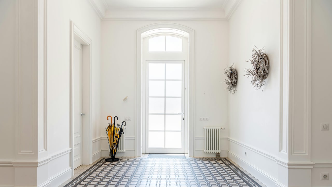 5 easy ways to reduce clutter in your entryway