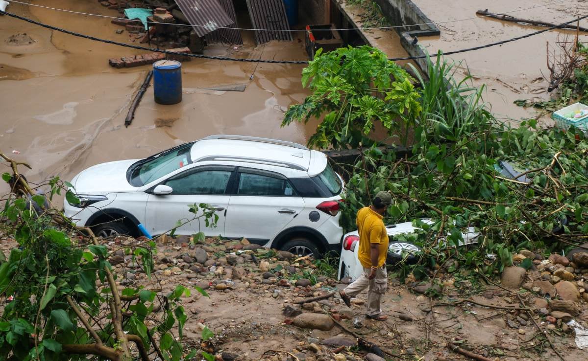लोगों के घरों के अंदर अब मलबा बचा है लोगों के घरों के अंदर अब मलबा बचा है