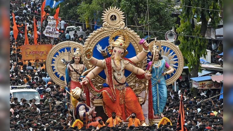 Ganeshotsav 2025: मुंबईत 275 हून अधिक कृत्रिम तलाव, कसे कराल गणरायाचे विसर्जन? पालिकेकडून महत्त्वाचे आवाहन Ganeshotsav 2025: मुंबईत 275 हून अधिक कृत्रिम तलाव, कसे कराल गणरायाचे विसर्जन? पालिकेकडून महत्त्वाचे आवाहन