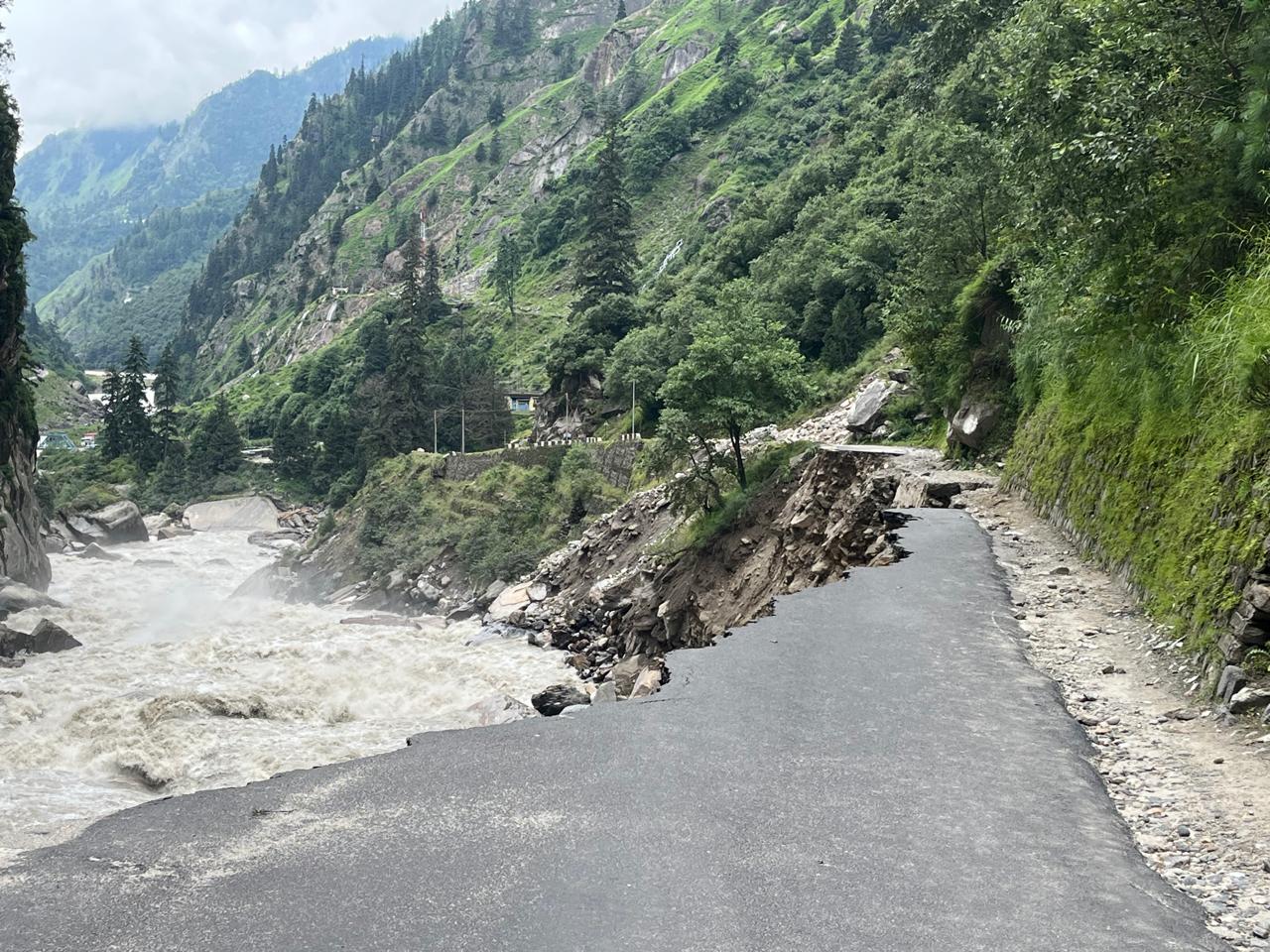 ऊपर से दरका पहाड़, नीचे से खिसकी जमीन... गंगनानी से सुक्खी टॉप तक तबाही का मंजर, देखें तस्वीरें