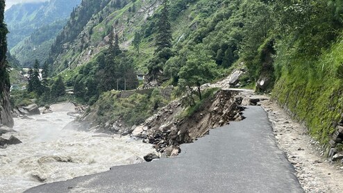 ऊपर से दरका पहाड़, नीचे से खिसकी जमीन... गंगनानी से सुक्खी टॉप तक तबाही का मंजर, देखें तस्वीरें