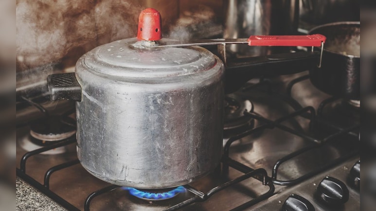 Health Tips: लहान मुलांच्या मेंदूवर गंभीर परिणाम; किचनमध्ये 'असा' कुकर असेल तर लगेच बदला! Health Tips: लहान मुलांच्या मेंदूवर गंभीर परिणाम; किचनमध्ये 'असा' कुकर असेल तर लगेच बदला!