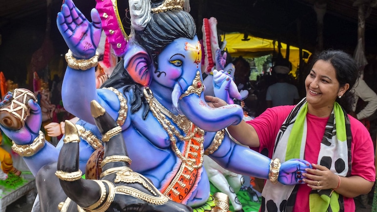 Ganesh Chaturthi 2025 : देशभरात बाप्पाचा जयघोष, 'या' शहरांमध्ये गणेशाचा सर्वात मोठा उत्सव; फिरण्याचा करा प्लान