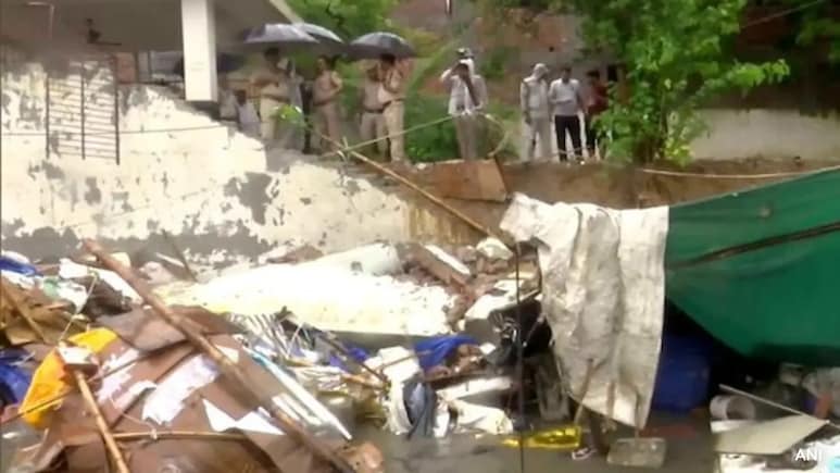 8 Killed As Wall Collapses Amid Heavy Rain In Delhi 8 Killed As Wall Collapses Amid Heavy Rain In Delhi