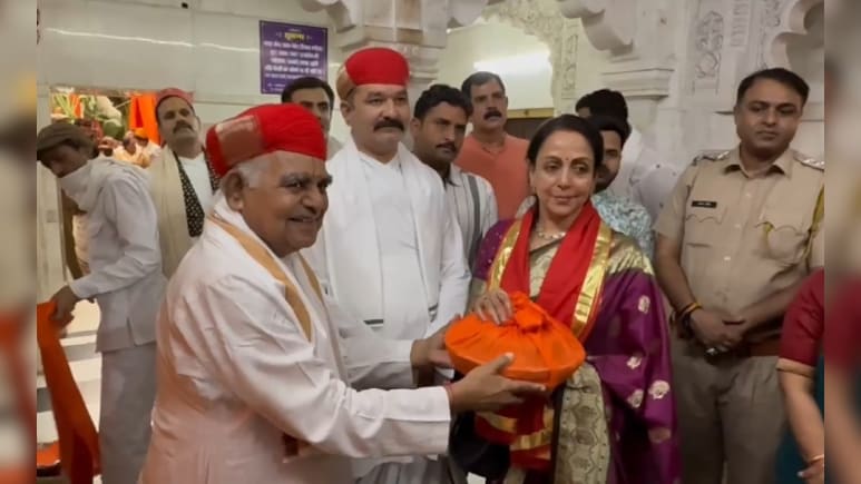 Rajasthan: श्रीनाथजी के दर्शन करने अचानक पहुंचीं हेमा मालिनी, मंदिर में उमड़ी भीड़ Rajasthan: श्रीनाथजी के दर्शन करने अचानक पहुंचीं हेमा मालिनी, मंदिर में उमड़ी भीड़