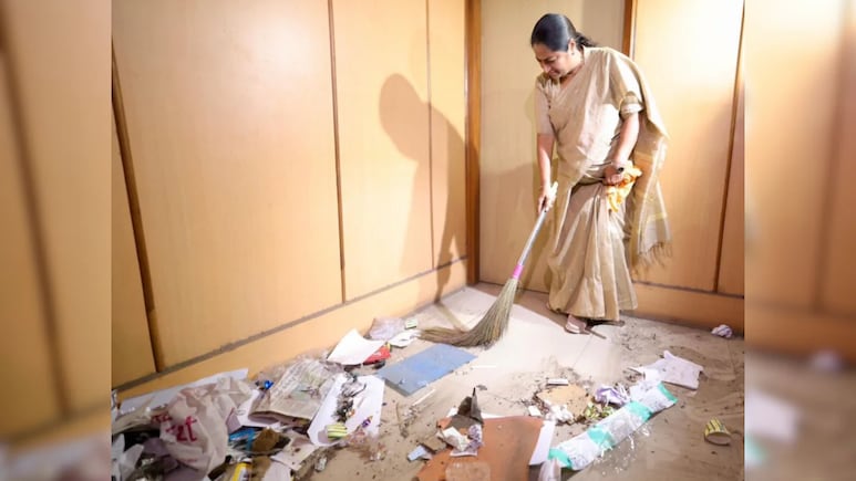 Delhi Chief Minister Launches Month Long <i>Delhi Ko Koode Se Azaadi</i> Campaign Delhi Chief Minister Launches Month Long <i>Delhi Ko Koode Se Azaadi</i> Campaign
