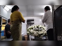 दिल्ली से ओडिशा लाया गया 15 वर्षीय लड़की का शव, बदमाशों ने लगाई थी आग दिल्ली से ओडिशा लाया गया 15 वर्षीय लड़की का शव, बदमाशों ने लगाई थी आग