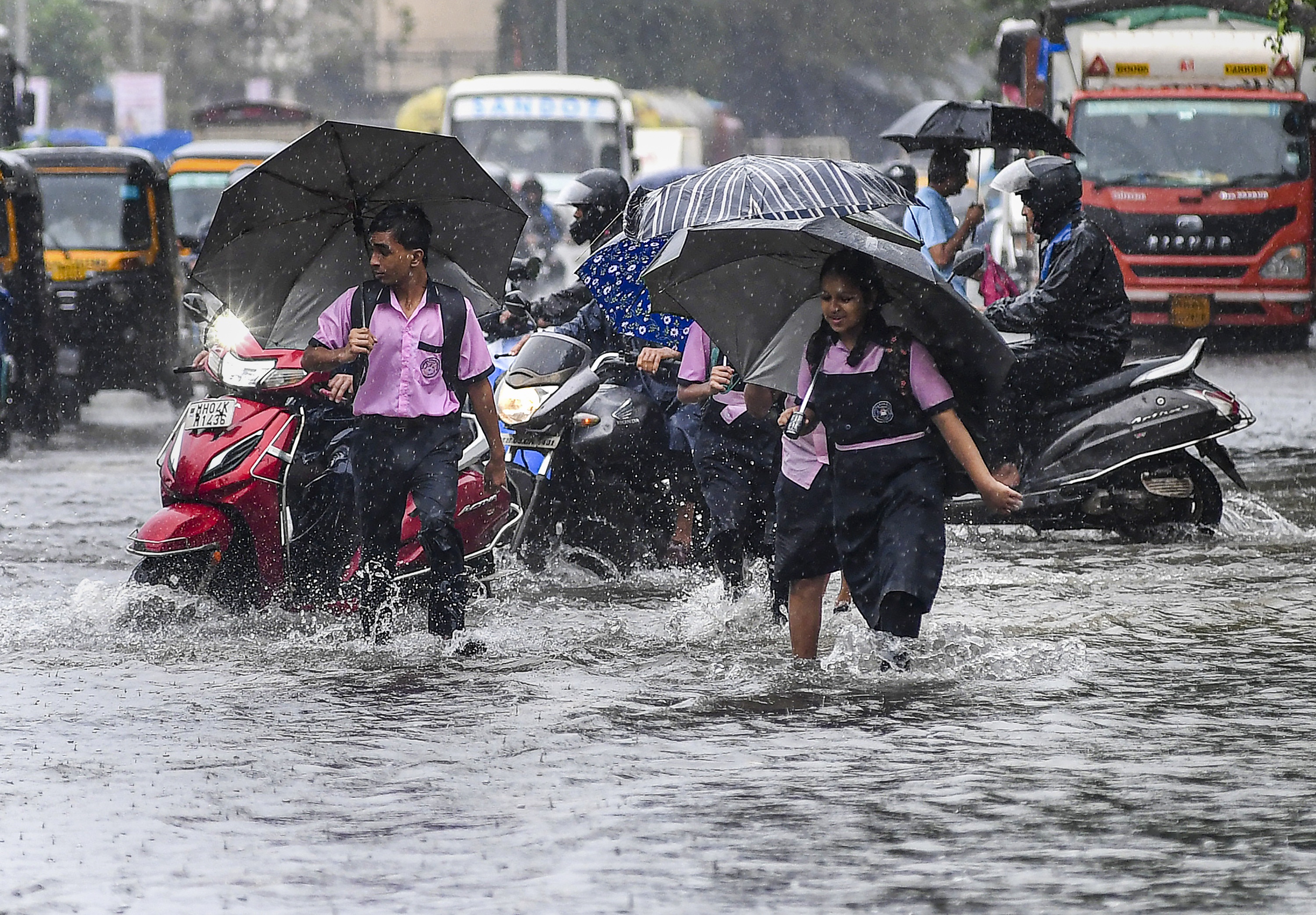 Mumbai Rain LIVE: मूसलाधार बारिश से मुंबई में हाहाकार, अंधेरी सबवे आज भी बंद, देखें कहां-कहां है रेड अलर्ट