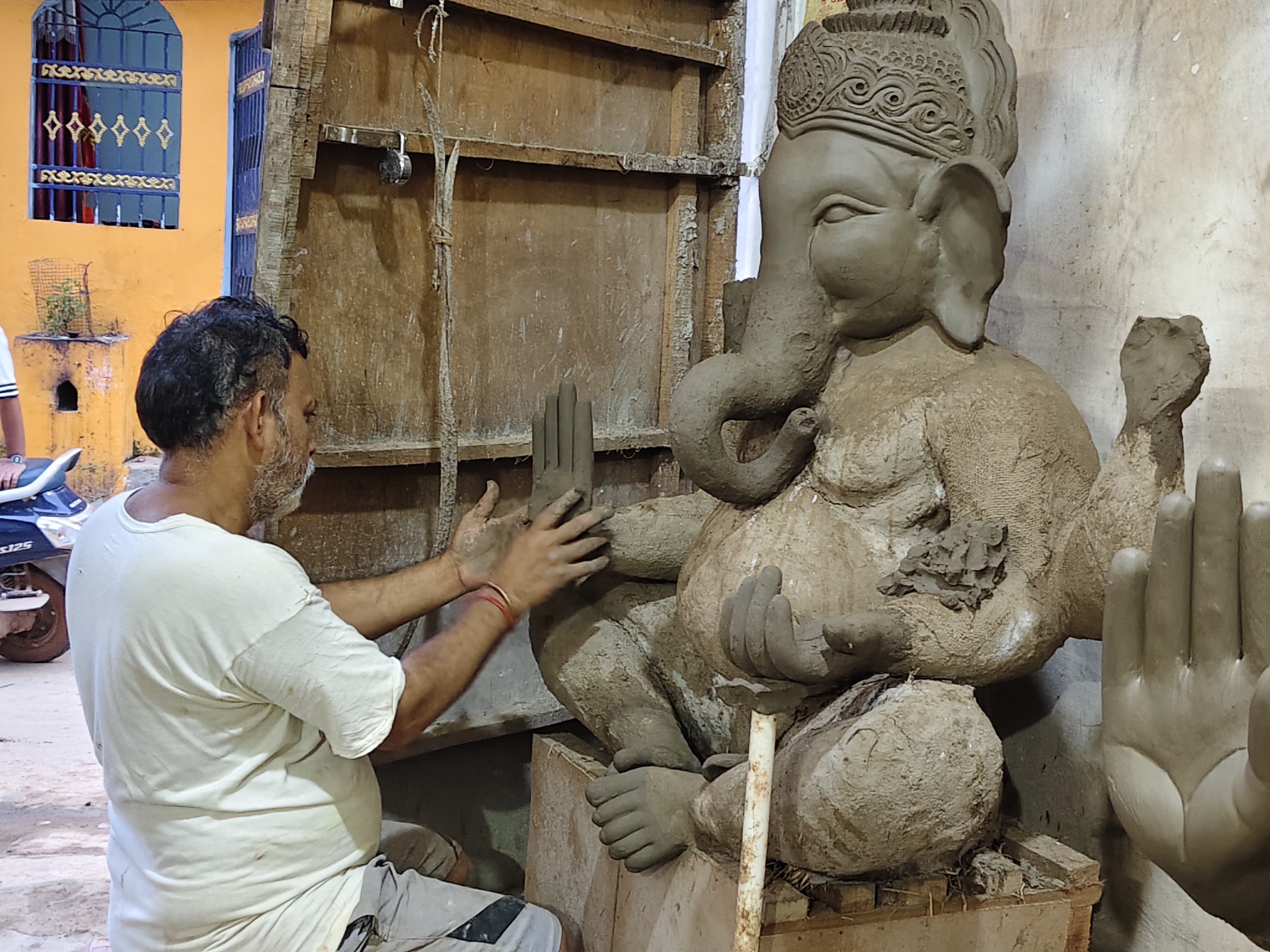 धमतरी में गणेश जी की मूर्ति बनाने का काम धमतरी में गणेश जी की मूर्ति बनाने का काम