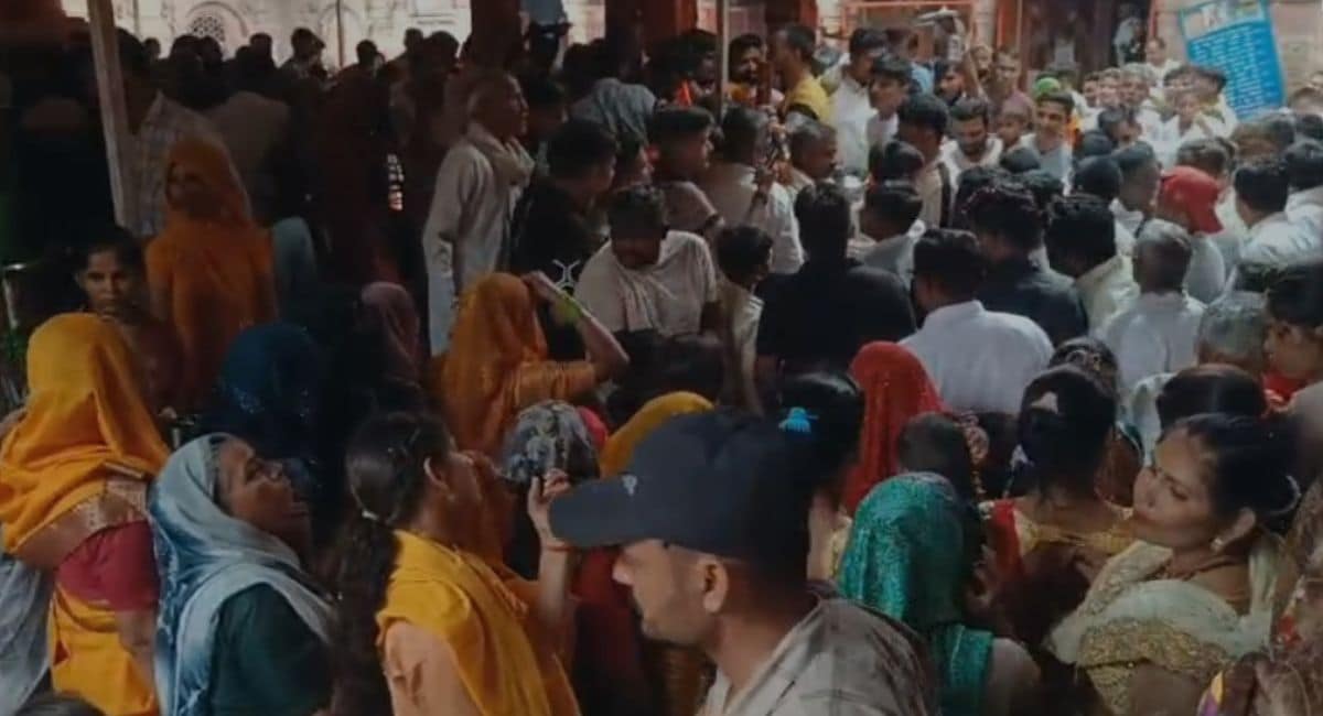 सावन के अंतिम सोमवार को शिव भक्तों ने जलाभिषेक किया. सावन के अंतिम सोमवार को शिव भक्तों ने जलाभिषेक किया.