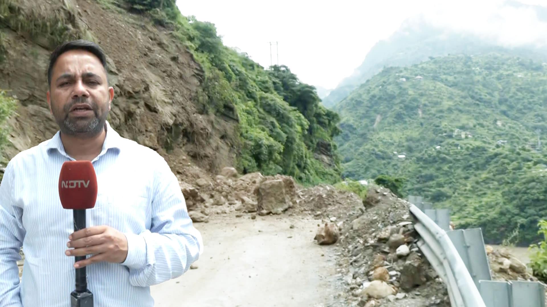 Video : Multiple Landslides Block Mandi-Manali Route, Tourists Spend Night On Highway