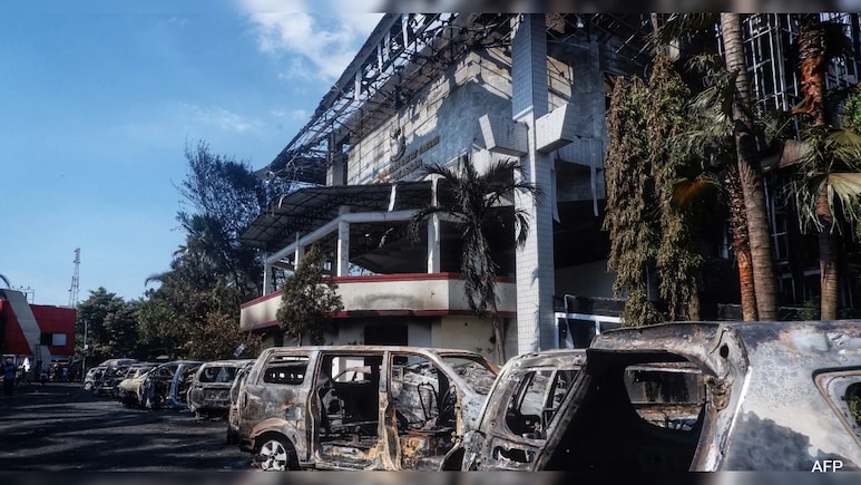 3 Dead After Mob Sets Fire To Indonesian Regional Parliament Building 3 Dead After Mob Sets Fire To Indonesian Regional Parliament Building