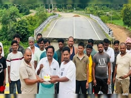 Jharkhand Villagers Cut Cake To Mark 2-Month Delay In Bridge Reconstruction Jharkhand Villagers Cut Cake To Mark 2-Month Delay In Bridge Reconstruction