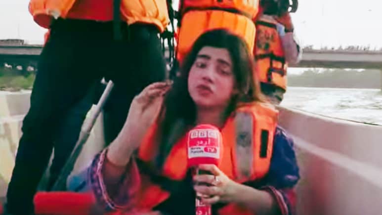 पुन्हा एकदा ‘चांद नवाब’! पाकिस्तानी रिपोर्टरचा ‘माझं हृदय धडधडतंय’ Video Viral पुन्हा एकदा ‘चांद नवाब’! पाकिस्तानी रिपोर्टरचा ‘माझं हृदय धडधडतंय’ Video Viral