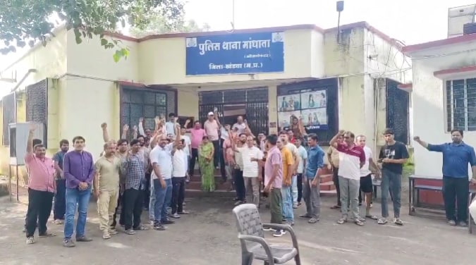 लूट की शिकायत दर्ज कराने के लिए पुलिस थाने पहुंची पूरी कॉलोनी लूट की शिकायत दर्ज कराने के लिए पुलिस थाने पहुंची पूरी कॉलोनी