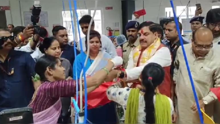 सीएम मोहन यादव ने कपड़ा फैक्ट्री वर्करों से बंधवाई राखी, 7 अगस्त को लाडली बहनों को देंगे ये बड़ी सौगात