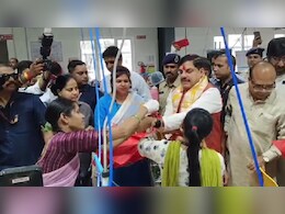 सीएम मोहन यादव ने कपड़ा फैक्ट्री वर्करों से बंधवाई राखी, 7 अगस्त को लाडली बहनों को देंगे ये बड़ी सौगात सीएम मोहन यादव ने कपड़ा फैक्ट्री वर्करों से बंधवाई राखी, 7 अगस्त को लाडली बहनों को देंगे ये बड़ी सौगात