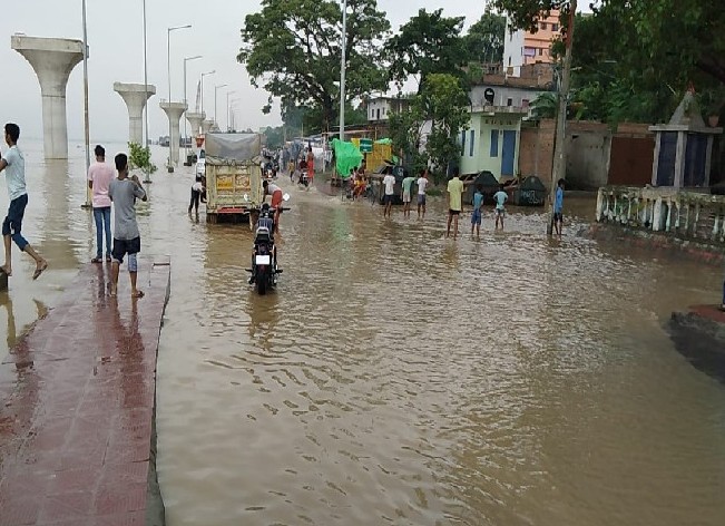 पटना में उफनती गंगा ने दिखाया रौद्र रूप, कई इलाकों में घुसा पानी, कैंप में रहने को मजबूर हुए लोग 