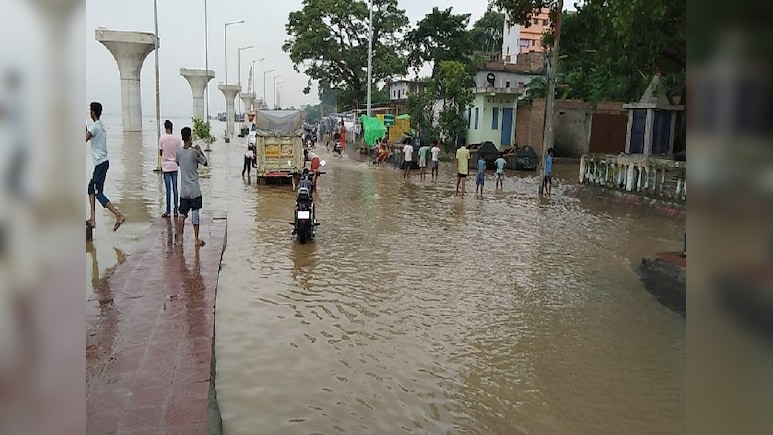 पटना में उफनती गंगा ने दिखाया रौद्र रूप, कई इलाकों में घुसा पानी, कैंप में रहने को मजबूर हुए लोग पटना में उफनती गंगा ने दिखाया रौद्र रूप, कई इलाकों में घुसा पानी, कैंप में रहने को मजबूर हुए लोग