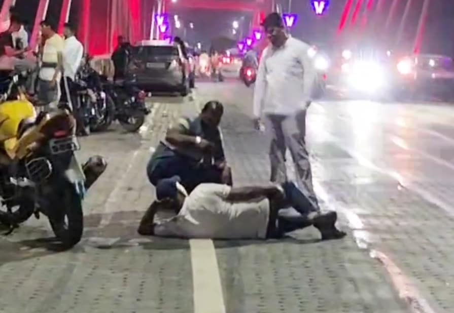 फ्लाइओवर के बीच में फोटो खिंचवाता युवक फ्लाइओवर के बीच में फोटो खिंचवाता युवक
