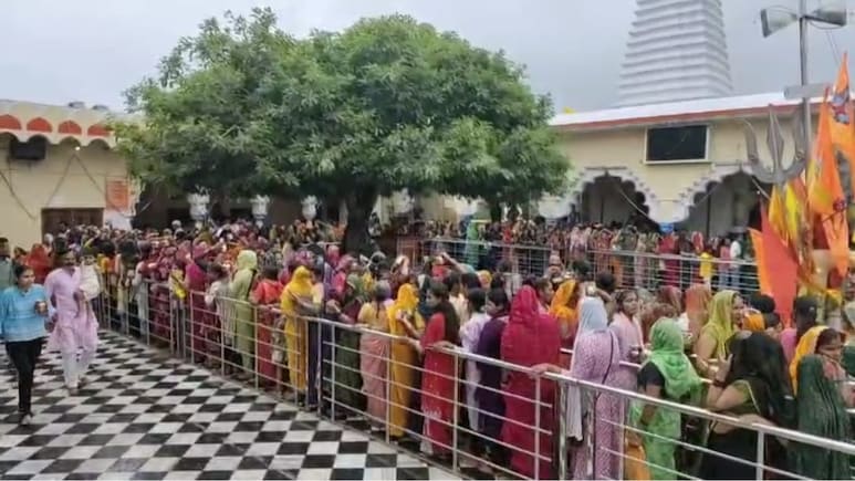 हे भगवान! कुंडेश्वर मंदिर में महिलाओं के गले से 12 मंगलसूत्र उड़ा ले गए चोर, गर्भ गृह में 14 लाख की चोरी हे भगवान! कुंडेश्वर मंदिर में महिलाओं के गले से 12 मंगलसूत्र उड़ा ले गए चोर, गर्भ गृह में 14 लाख की चोरी