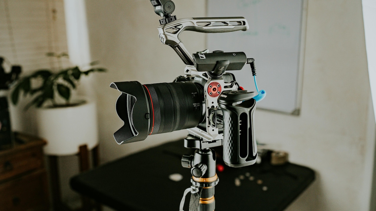 Which Budget Tripod Works Best for Smartphones and Cameras Under ₹1000