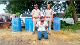 होटल में बना रहा था अवैध केम&zwj;िकल, पुल&zwj;िस ने मारा छापा मारकर भंडाफोड़ा