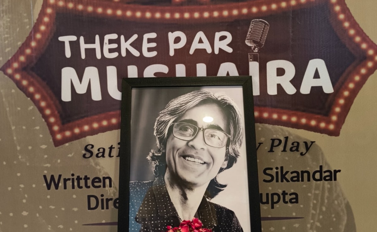 ठेके पर मुशायरा को लिखा था उर्दू अदब के महत्वपूर्ण हस्ताक्षर इरशाद खान सिकंदर ने. ठेके पर मुशायरा को लिखा था उर्दू अदब के महत्वपूर्ण हस्ताक्षर इरशाद खान सिकंदर ने.