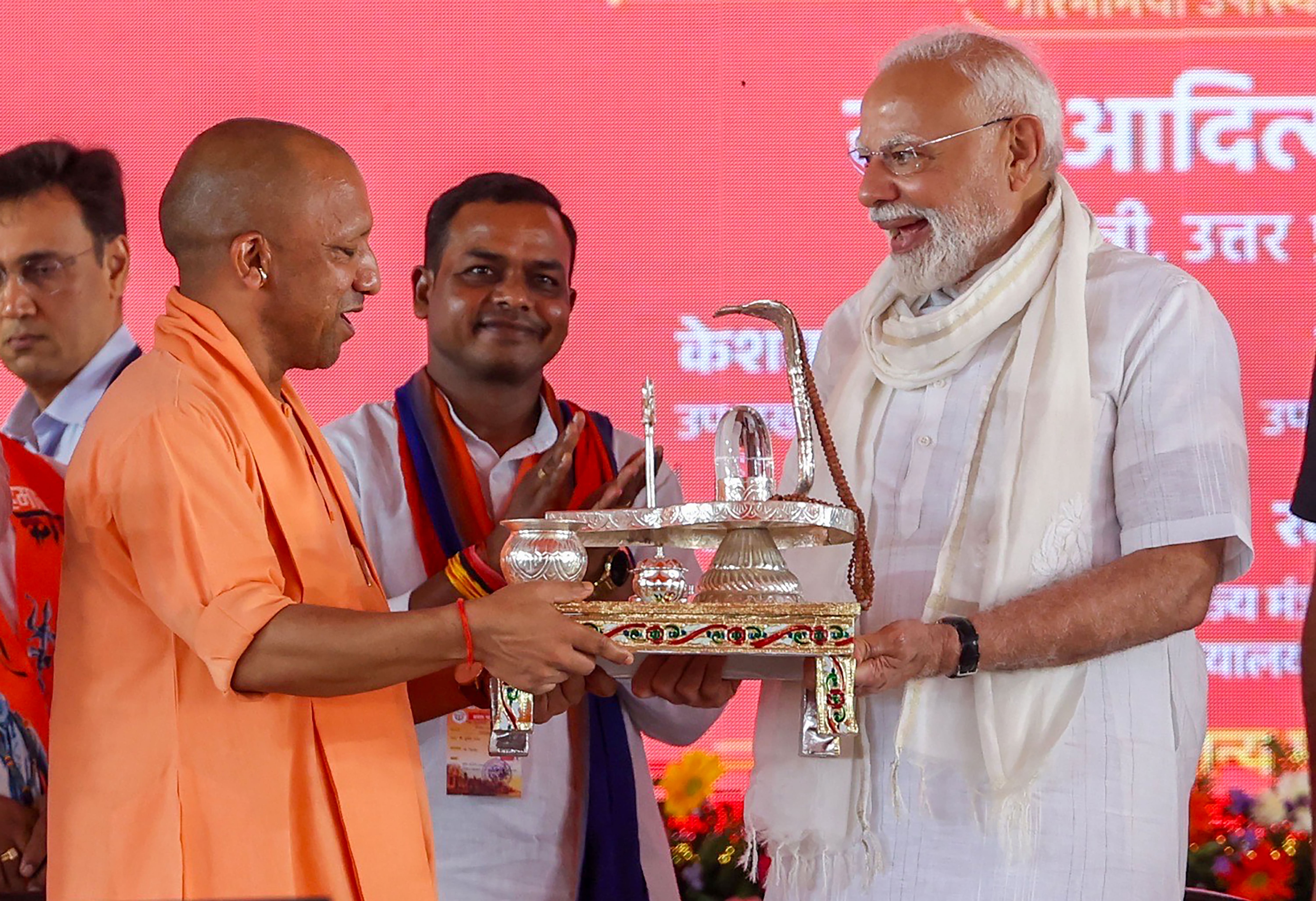 वाराणसी पहुंचने पर पीएम मोदी को शिवलिंग देकर स्वागत करते यूपी सीएम योगी आदित्यनाथ. वाराणसी पहुंचने पर पीएम मोदी को शिवलिंग देकर स्वागत करते यूपी सीएम योगी आदित्यनाथ.