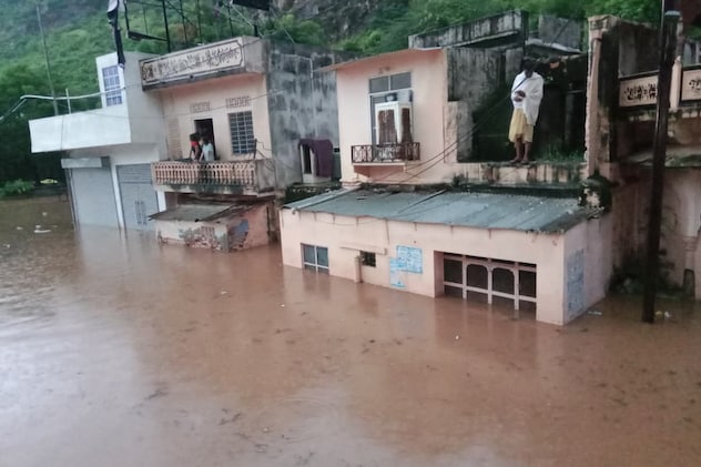 सवाई माधोपुर में जलमग्न हुई कॉलोनियां, छतों पर रहने के लिए मजबूर हुए लोग. सवाई माधोपुर में जलमग्न हुई कॉलोनियां, छतों पर रहने के लिए मजबूर हुए लोग.