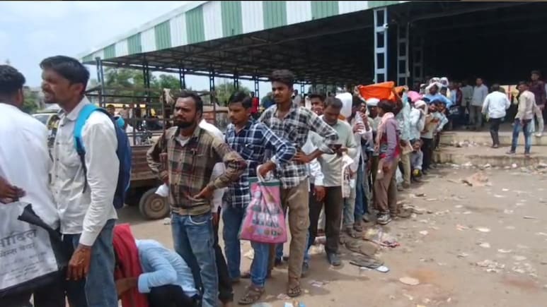 Crisis Urea: जबलपुर में किसानों को रूला रही खाद, पाटन में यूरिया की भारी किल्लत, सुबह 4 बजे से लगी लंबी कतारें Crisis Urea: जबलपुर में किसानों को रूला रही खाद, पाटन में यूरिया की भारी किल्लत, सुबह 4 बजे से लगी लंबी कतारें